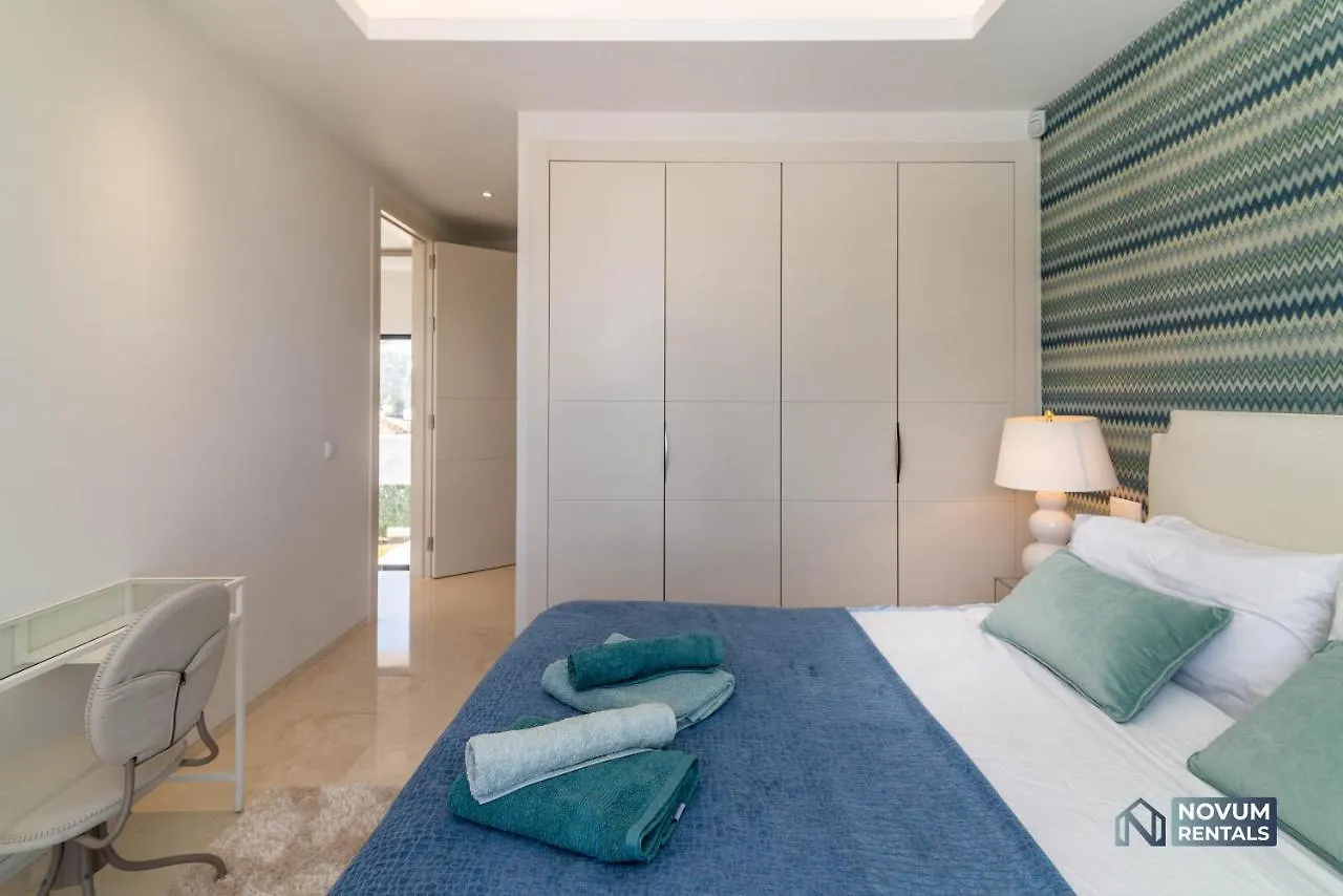 Extravagant 5-Bdrm Villa - Heated Pool & Gym Estepona