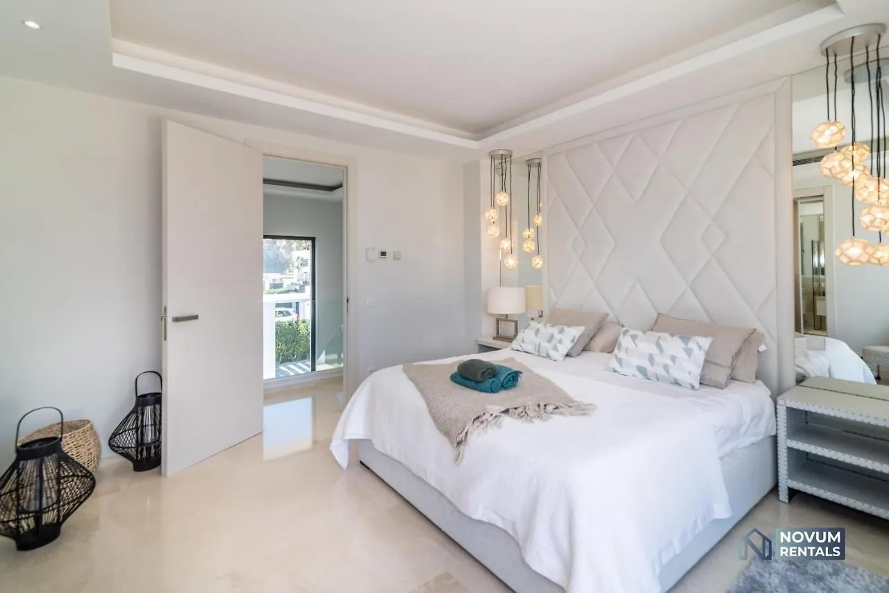 Extravagant 5-Bdrm Villa - Heated Pool & Gym Estepona