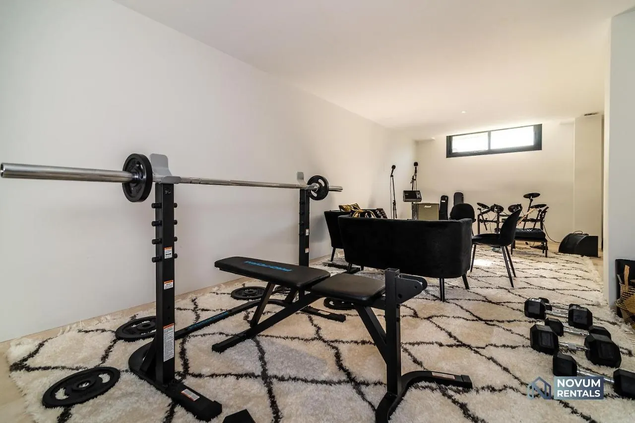 Extravagant 5-Bdrm Villa - Heated Pool & Gym Estepona