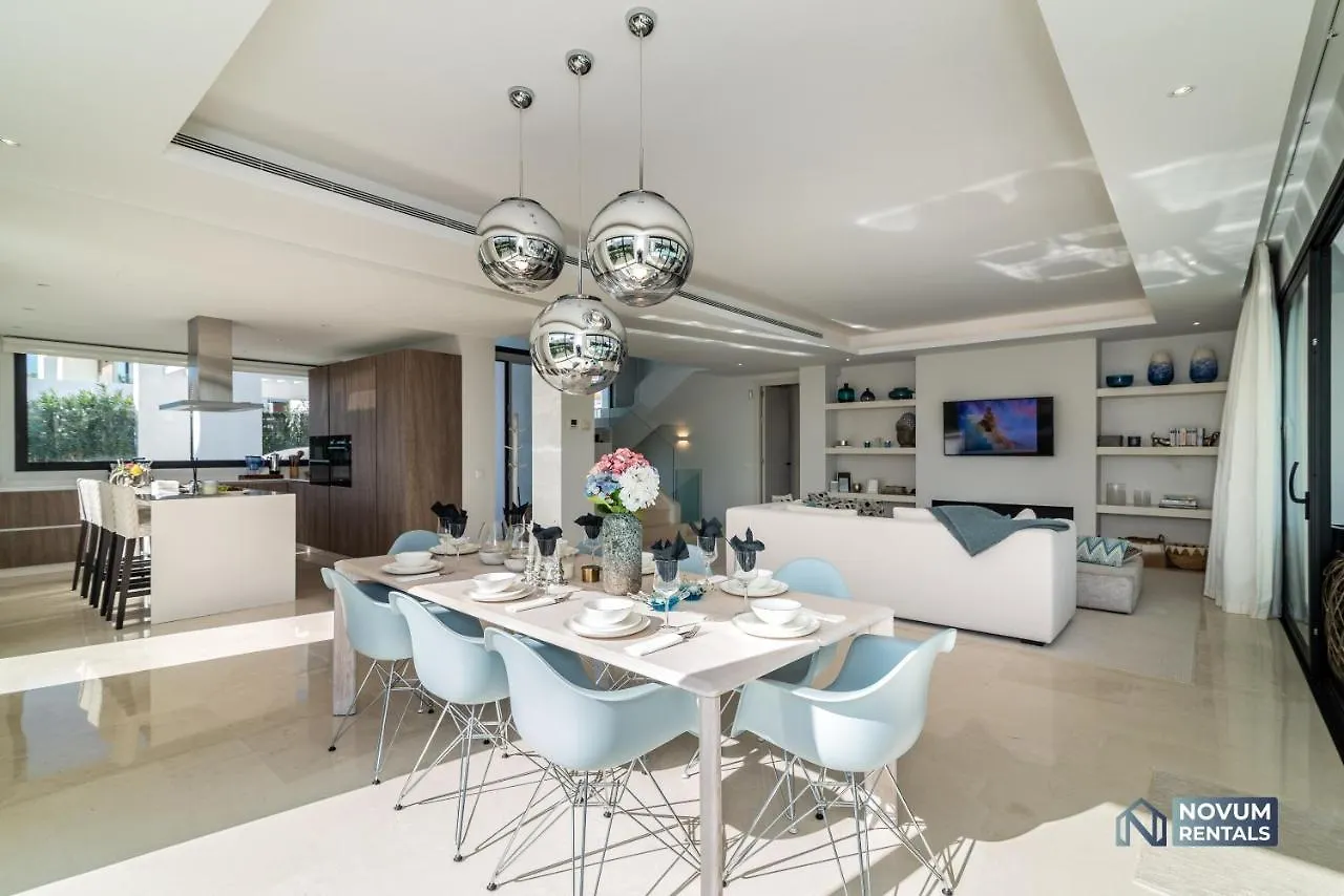 Extravagant 5-Bdrm Villa - Heated Pool & Gym Estepona