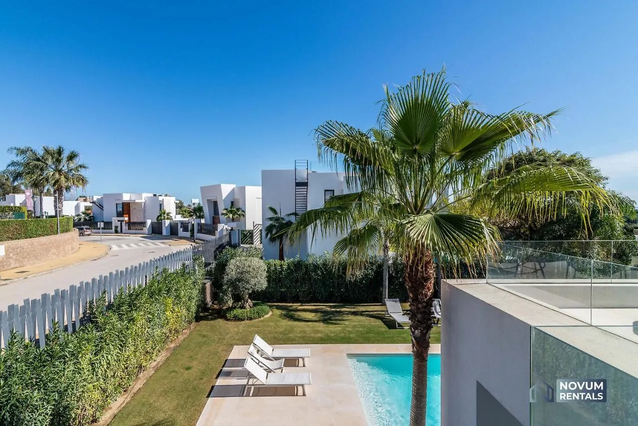 Extravagant 5-Bdrm Villa - Heated Pool & Gym Estepona
