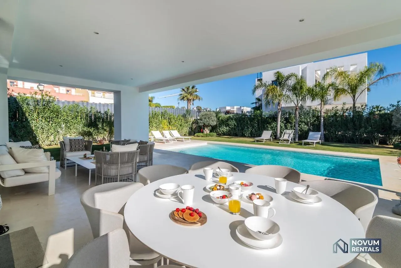 Extravagant 5-Bdrm Villa - Heated Pool & Gym Estepona Spain