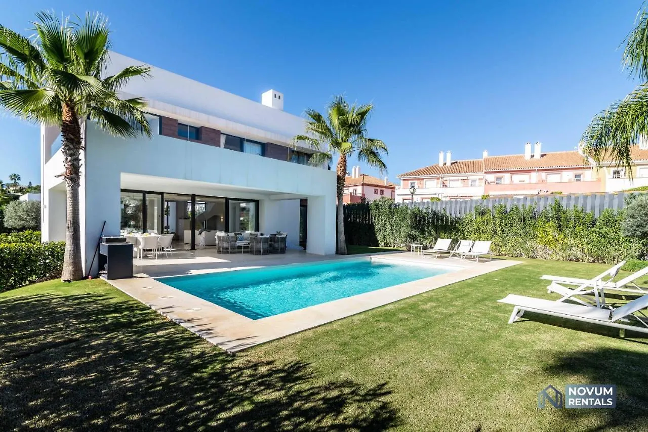 Extravagant 5-Bdrm Villa - Heated Pool & Gym Estepona