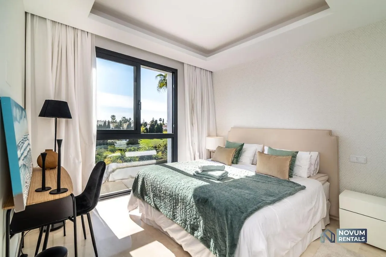 Extravagant 5-Bdrm Villa - Heated Pool & Gym Estepona