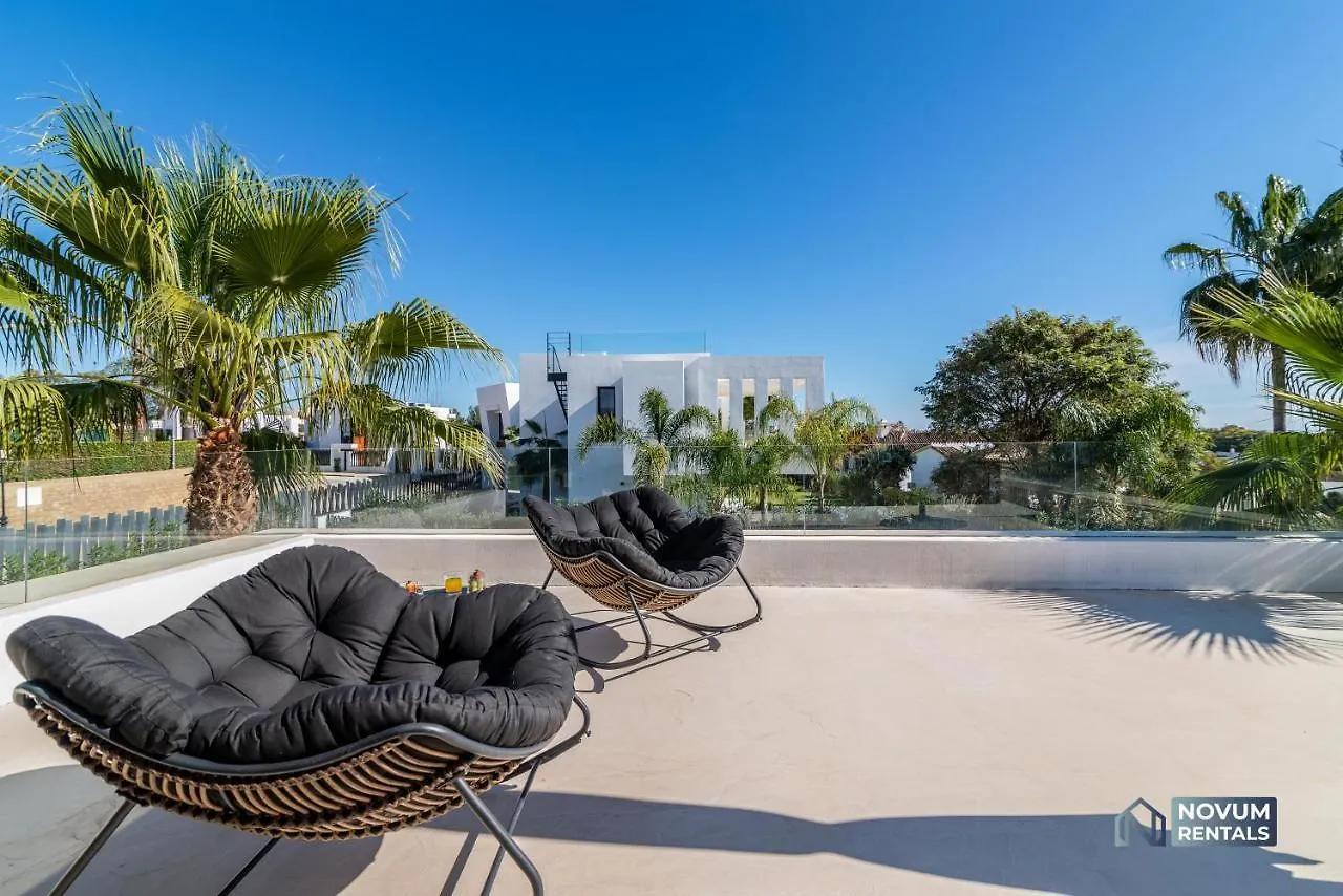 Extravagant 5-Bdrm Villa - Heated Pool & Gym Estepona Spain