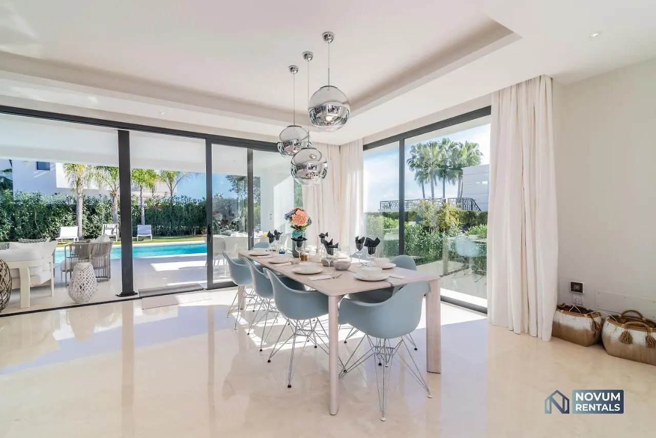 Extravagant 5-Bdrm Villa - Heated Pool & Gym Estepona