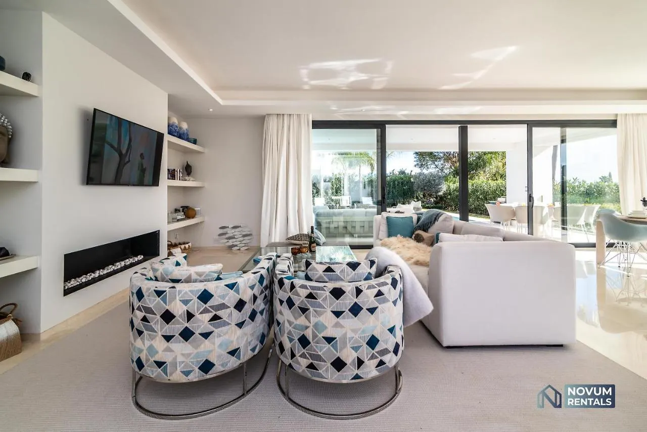 Extravagant 5-Bdrm Villa - Heated Pool & Gym Estepona