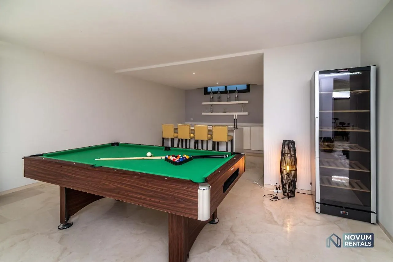 Extravagant 5-Bdrm Villa - Heated Pool & Gym Estepona