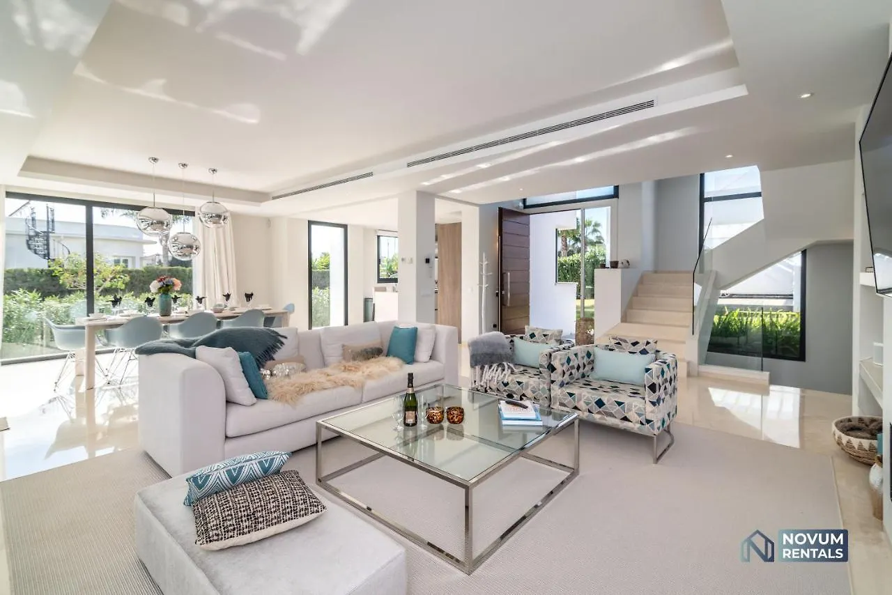 Extravagant 5-Bdrm Villa - Heated Pool & Gym Estepona Spain