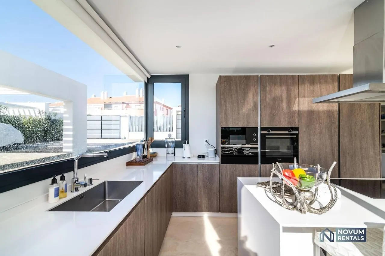 Extravagant 5-Bdrm Villa - Heated Pool & Gym Estepona