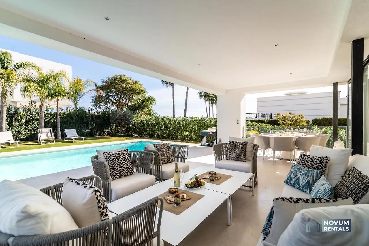 Extravagant 5-Bdrm Villa - Heated Pool & Gym Estepona 0*,