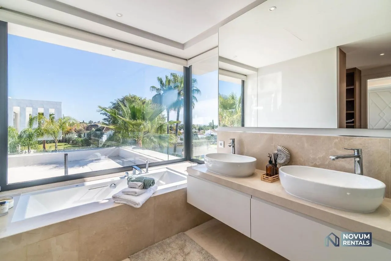 Extravagant 5-Bdrm Villa - Heated Pool & Gym Estepona
