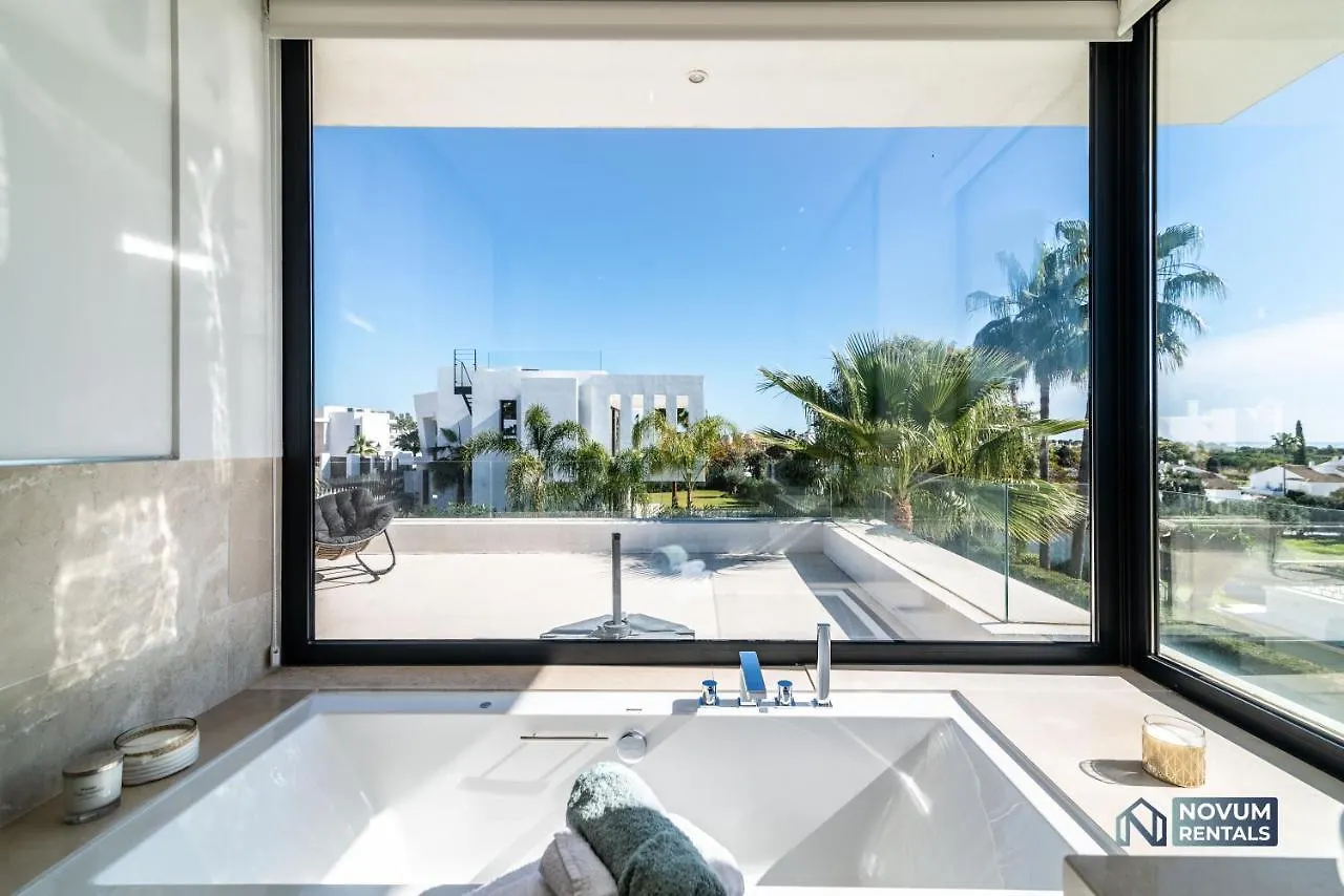 Extravagant 5-Bdrm Villa - Heated Pool & Gym Estepona