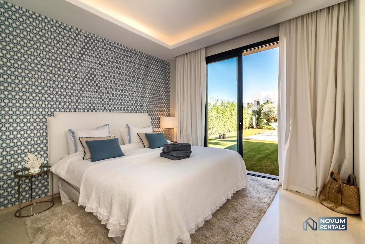 Extravagant 5-Bdrm Villa - Heated Pool & Gym Estepona
