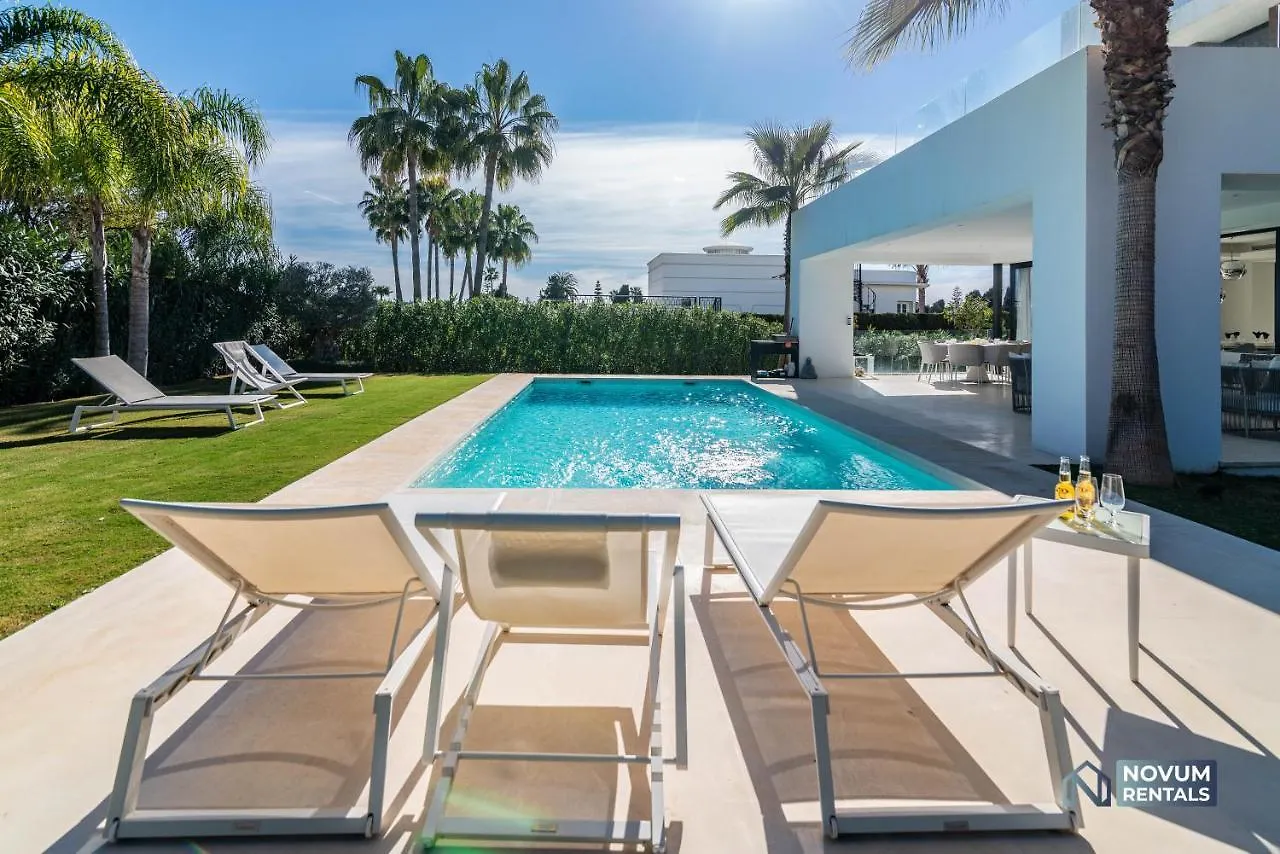 Extravagant 5-Bdrm Villa - Heated Pool & Gym Estepona Spain