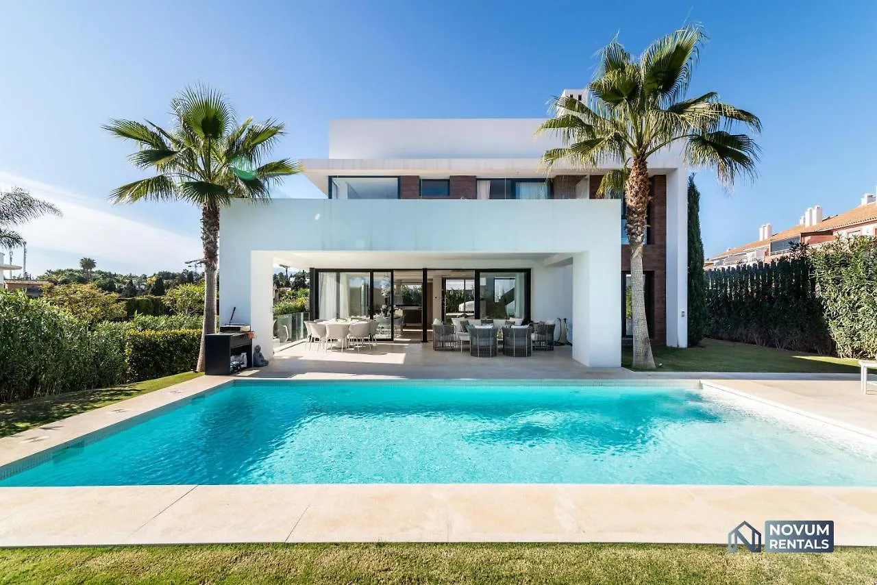 Extravagant 5-Bdrm Villa - Heated Pool & Gym Estepona 0*,