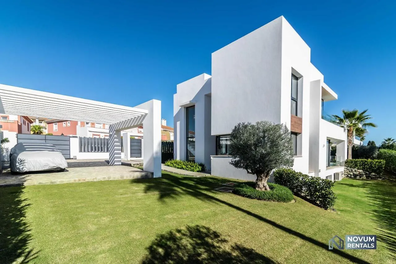 Extravagant 5-Bdrm Villa - Heated Pool & Gym Эстепона