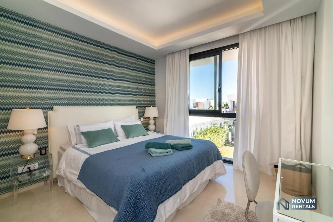 Extravagant 5-Bdrm Villa - Heated Pool & Gym Estepona