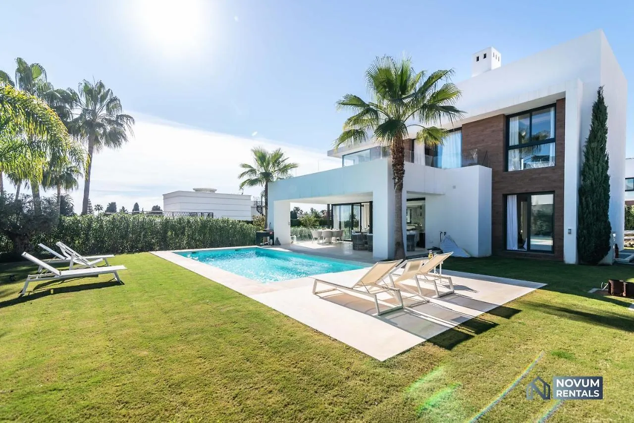 Extravagant 5-Bdrm Villa - Heated Pool & Gym Estepona