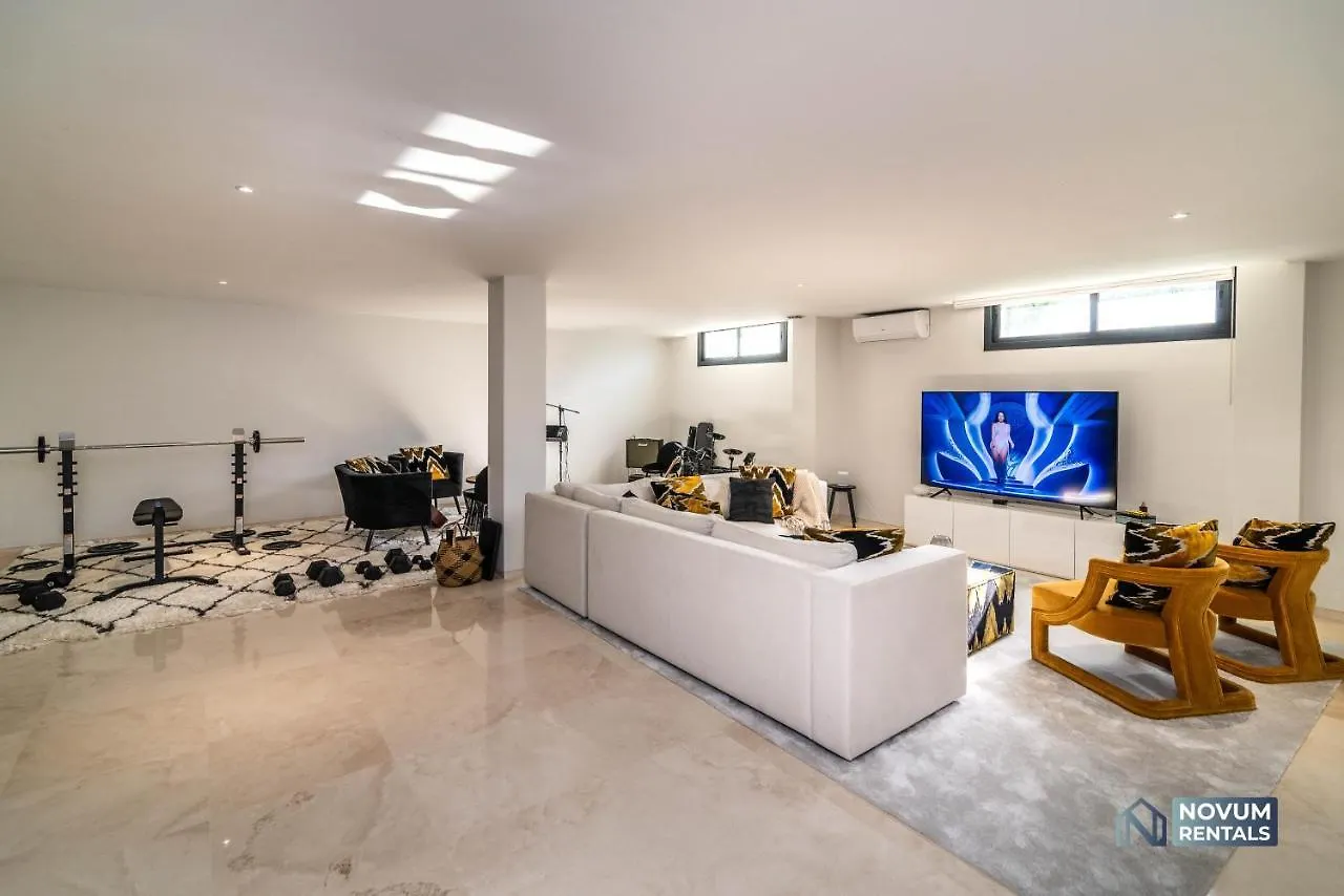 Extravagant 5-Bdrm Villa - Heated Pool & Gym Estepona 0*,